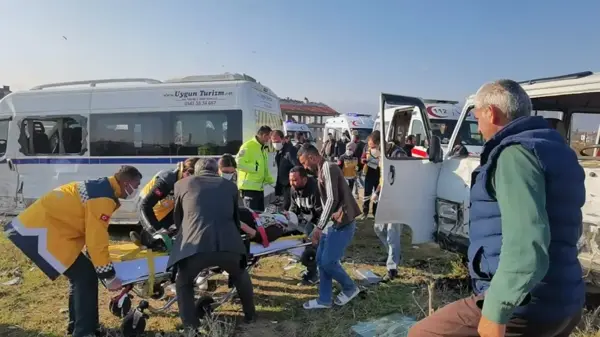 Bursa'da iki minibüsün çarpışması sonucu 15 kişi yaralandı