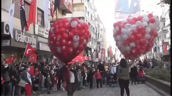 Ödemiş'te 3 bin Türk bayrağı baskılı balon uçuruldu