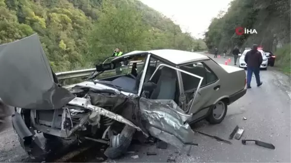 Trabzon'da iki araç kafa kafaya çarpıştı: 6 yaralı