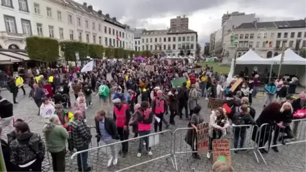 Belçika'da yüzlerce çevreci, Glasgow zirvesi öncesinde iklim değişikliği için yürüdü