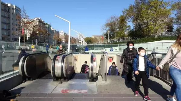 Taksim metrosunda yürümeyen merdiven çilesi