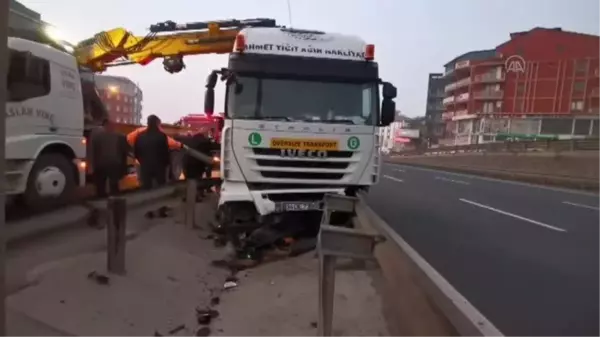 Bariyerlere çarpan tır D-100 kara yolunda trafiği aksattı