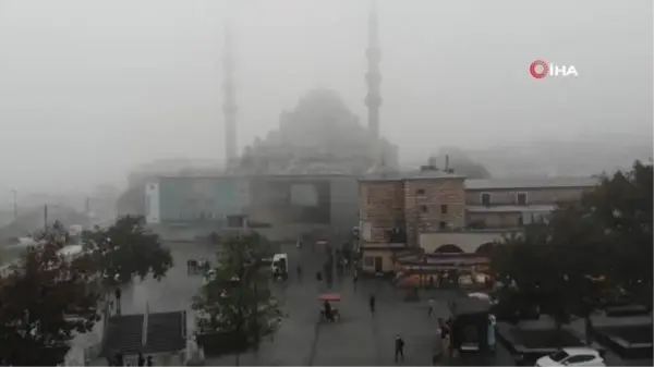 Eminönü Meydanı sisin içinde adeta kayboldu