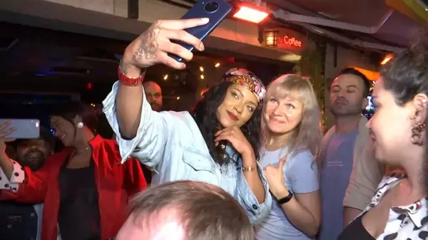 Sahte Rihanna Karaköy'de ortalığı karıştırdı! Fotoğraf çektirmek isteyenler birbirleriyle yarıştı