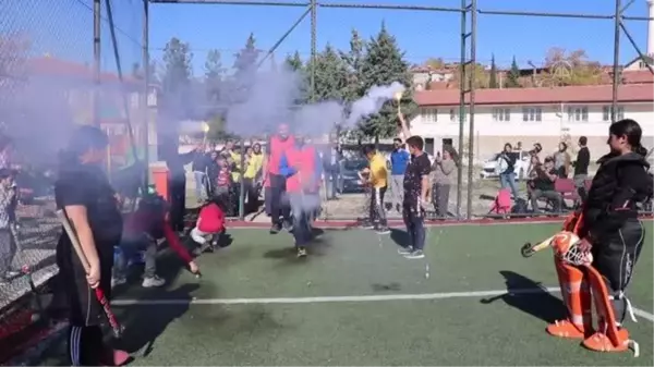 Kırsal mahallede veteran hokey turnuvası düzenlendi