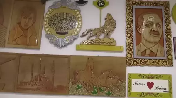 Hobi olarak başladığı ahşap oymacılığında sanat eserleri üretiyor