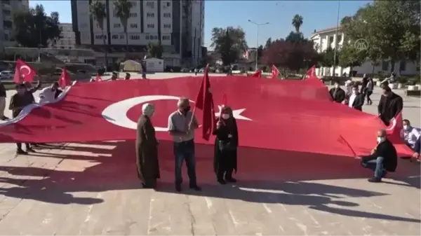 Gazi ve şehit aileleri İYİ Parti binası önüne siyah çelenk bıraktı