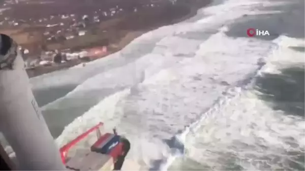 Rusya'da denizciler karaya oturan gemiden helikopterle kurtarıldı