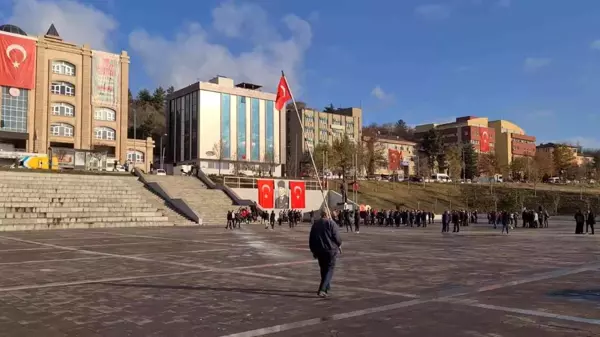 Son dakika gündem: Şehit torunu fırça sapına taktığı Türk Bayrağı ile İYİ Partili Türkkan'ı protesto etti