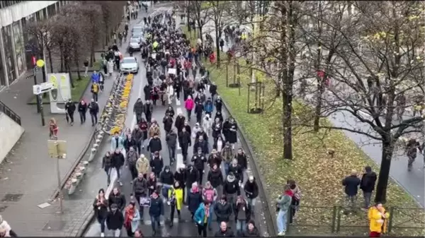 10 binlerce kişi 