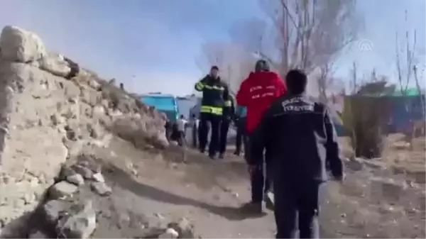 Vali Memiş, Köprüköy'deki deprem bölgesinde incelemelerde bulundu