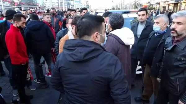 Beyoğlu'nda çorap satan seyyar satıcının ağabeyi zabıta amirine saldırdı