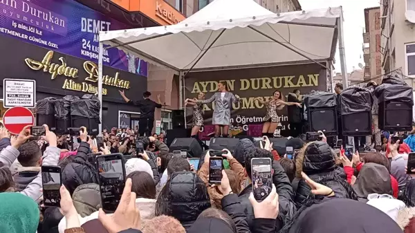 Demet Akalın'a Kırşehir'de yoğun ilgi