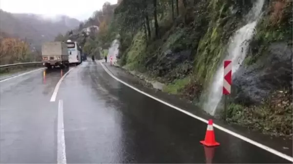 Heyelan nedeniyle Şalpazarı-Beşikdüzü kara yolu ulaşıma kapandı