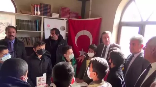 Köy camisinde kurulan kütüphaneye kitap desteği