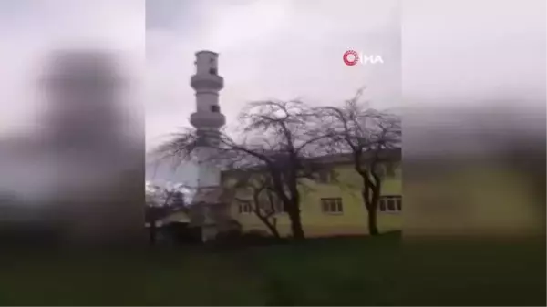 Cami minaresi fırtınaya dayanmadı