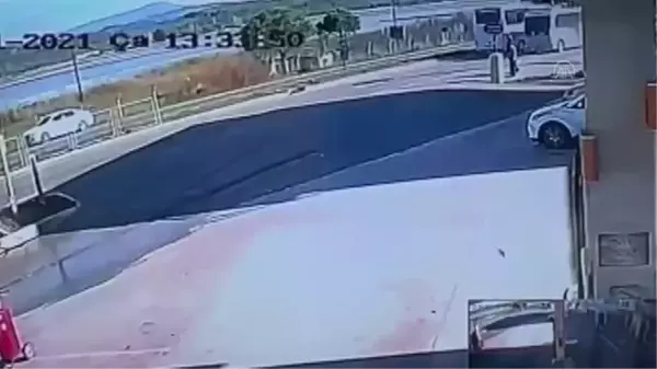 BALIKESİR - Ayvalık'ta motosiklet yolun karşısına geçmeye çalışan yayaya çarptı