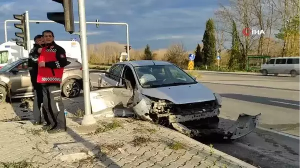 Sakarya'da otomobil ile cip çarpıştı: 2 yaralı