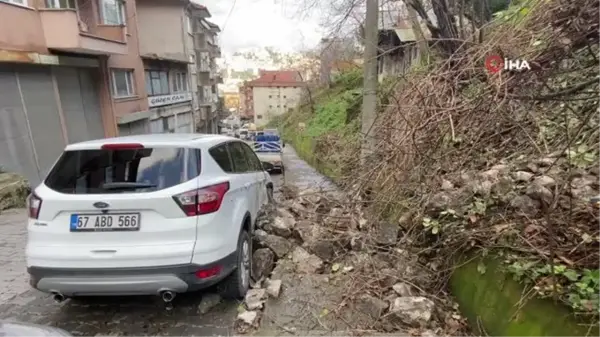 Zonguldak'ta heyelan...Kaya parçaları arabanın üzerine düştü