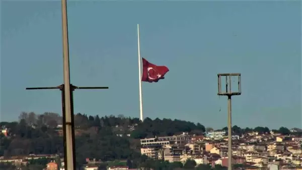 Çamlıca Tepesinden uçan Türk Bayrağı yeniden göndere çekildi