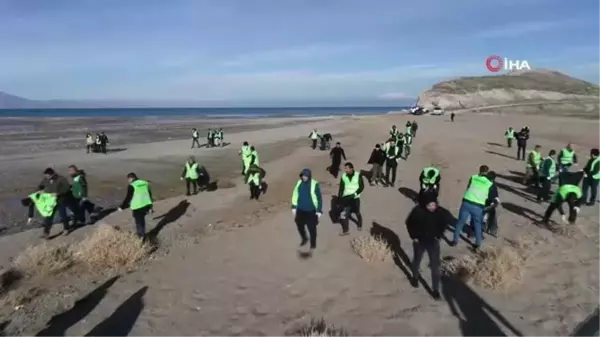 Son dakika haberi... Metrelerce çekilen Van Gölü sahilinde çöp toplayarak kuraklığa dikkat çektiler