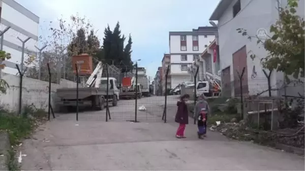 Sokağın tel örgüyle geçişlere kapatılmasına vatandaşlardan tepki