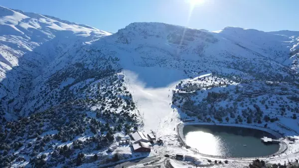 Göl manzaralı Ergan Dağı Kayak Merkezi sezonu açmaya hazırlanıyor