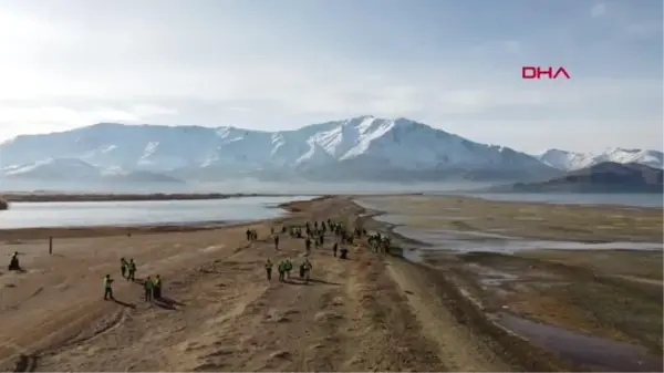 Son Dakika | VAN GÖLÜ'NDEKİ KURAKLIĞA DİKKAT ÇEKMEK İÇİN SAHİLDE TEMİZLİK ÇALIŞMASI YAPTILAR