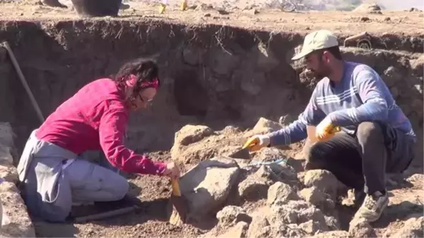 GAZİANTEP - Hamaç Höyük'te Orta Çağ dönemine ait nekropole rastlandı