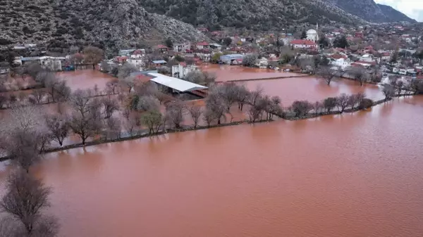 Sel suları mahalleyi gölete çevirdi