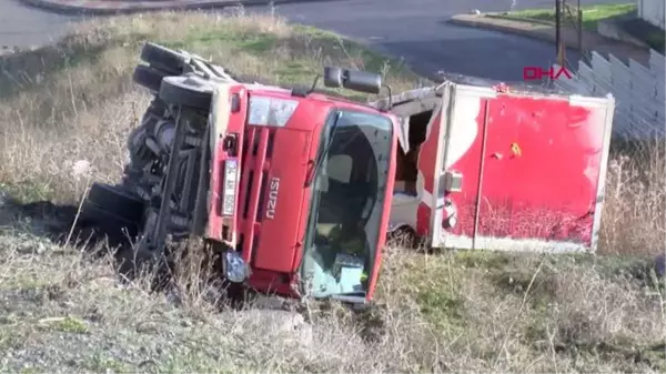 İSTANBUL-BAŞAKŞEHİR'DE KAMYONET DEVRİLDİ, EMNİYET KEMERİ TAKILI OLAN SÜRÜCÜ HAFİF YARALANDI