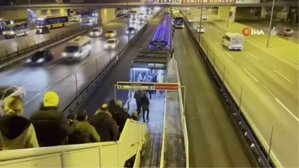 Yenibosna'da metrobüs arızalandı, vatandaşlar durağa yığıldı