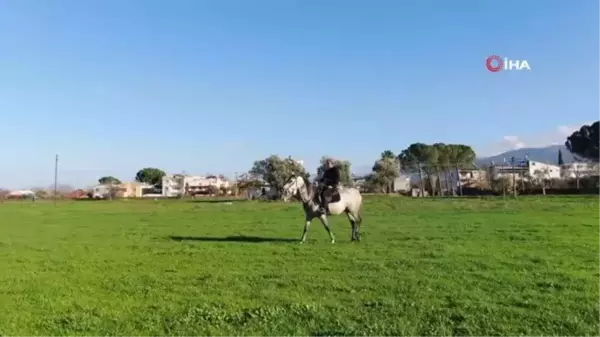 Geleneksel atlı okçuluk yapan kaymakam atölyede demir döverek bıçak yapıyor