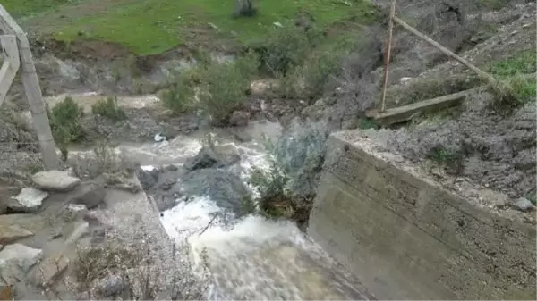 AYVALIK'TA MADENDEN DEREYE ATIK KARIŞTIĞI İDDİASI ÜZERİNE SUDAN NUMUNE ALINDI