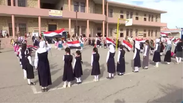 Türkiye'den Musul'da yetim kız öğrencilere çanta ve kırtasiye malzemesi yardımı