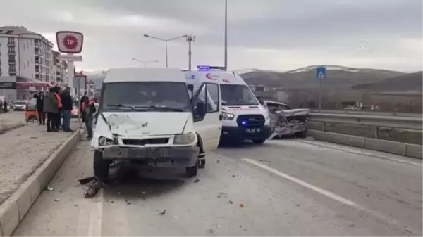 Kamyonetle otomobilin çarpışması sonucu 1 kişi yaralandı