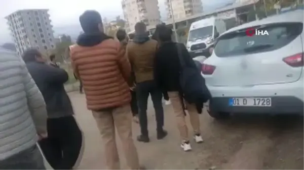 Son dakika haber... Adana'da bir otomobil öğrencilere çarptı: 1 ölü, 1 yaralı