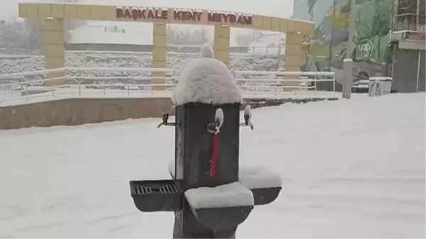 Başkale'de yoğun kar