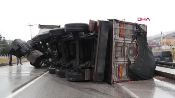 TALAŞ YÜKLÜ TIR DEVRİLDİ, YOL TRAFİĞE KAPANDI