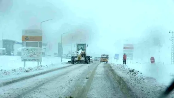 Ardahan'da tır geçişine kar engeli