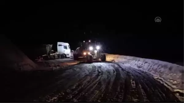 Kar yağışı ve buzlanma trafikte aksamalara neden oluyor (2)