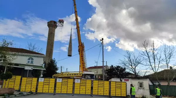 Arnavutköy'de lodostan etkilenen caminin minaresi kontrollü şekilde yıkıldı