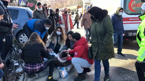 Direksiyon başında epilepsi nöbeti geçiren sürücü refüje çarparak durabildi