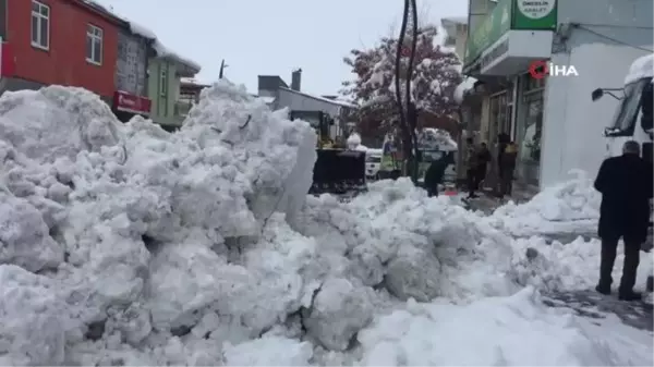 Karlıova'da 150 kamyon kar birikintisi ilçe dışına taşındı