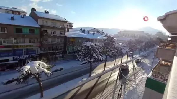 Tatvan'da çatılarda 1 metrelik buz sarkıtları oluştu