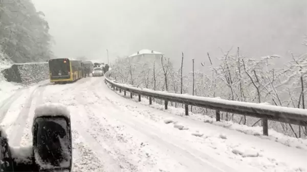 Trabzon'da araçlar yolda mahsur kaldı