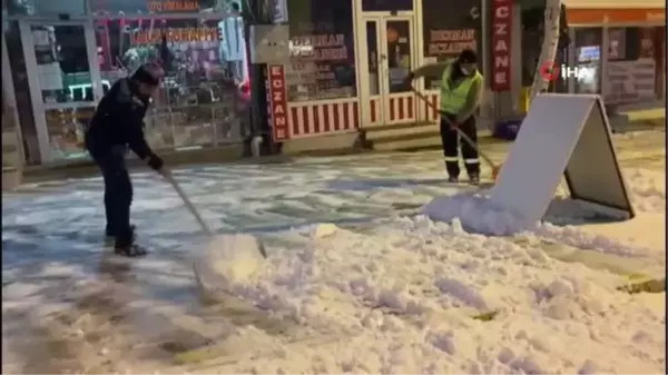 Ardahan'da Belediye ekipleri karla mücadele ediyor