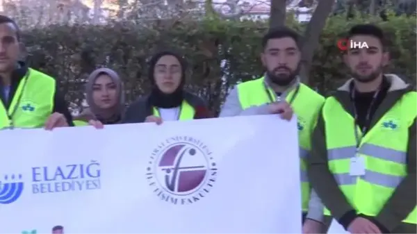 Elazığ'da temizlik görevlileri oturdu, öğrenciler caddeleri temizledi