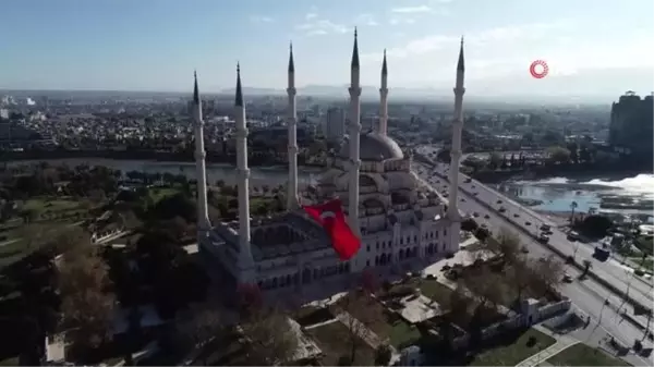 Türkiye'nin en büyük Türk bayrağı Adana Merkez Camii'ne asıldı