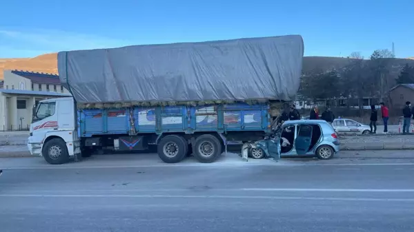 Kamyona çarpan otomobilin sürücüsü yaralandı